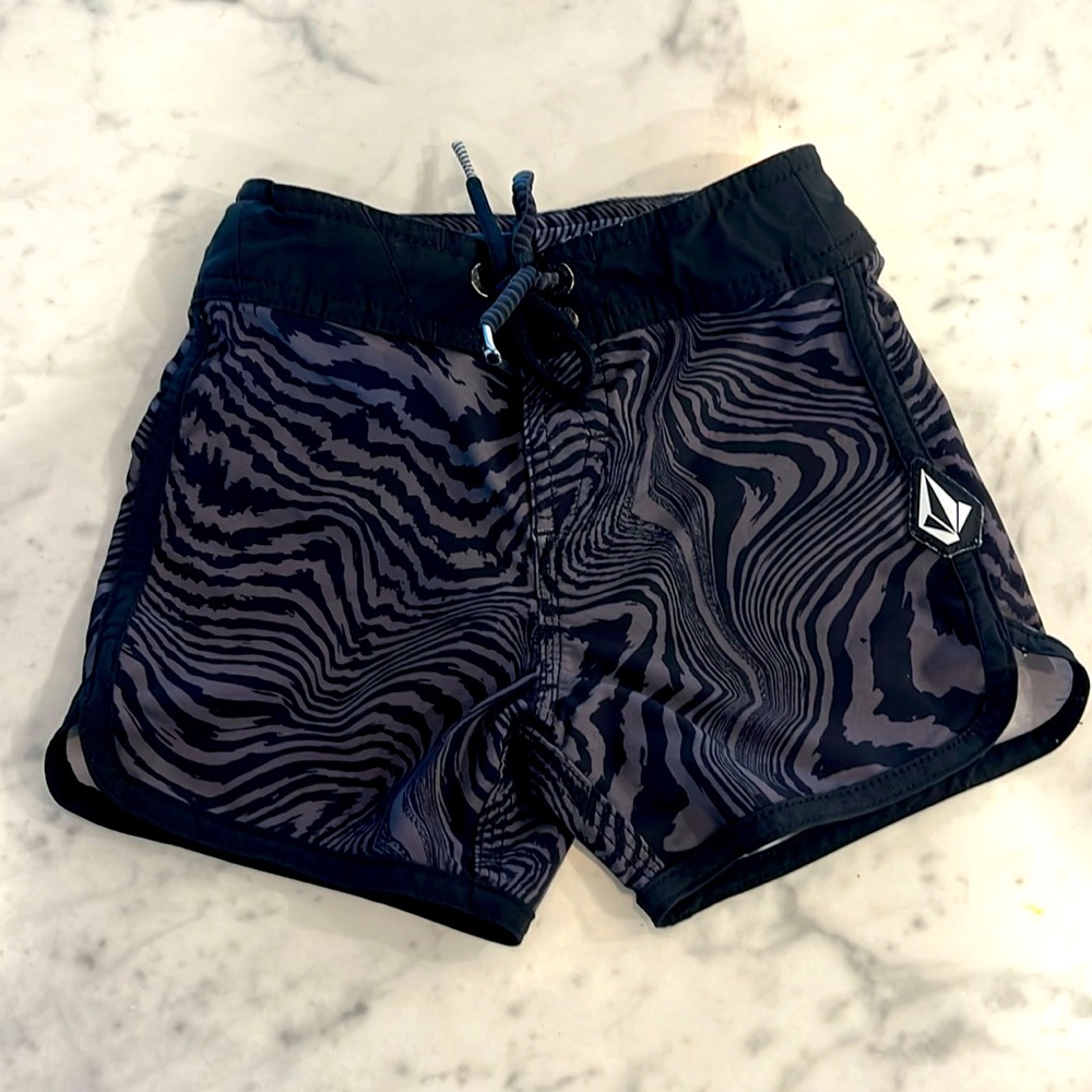 Boys volcom board shorts